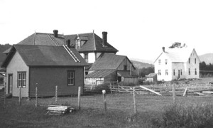 Gauche à droite : Salon de coiffure, hôtel cascapédia et la maison de Fred Barter / Left to right: Barber shop, Cascapedia Hotel and Fred Barter's house