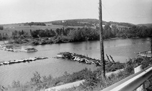 Les restes du pont couvert, rivière Grand Cascapédia (Juin 1953) / Remains of covered bridge, Grand Cascapedia River (June 1953)