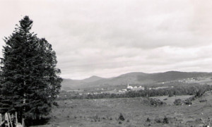 Saint-Jules de la colline de Dave Willett / St. Jules from Dave Willett's Hill (1939)