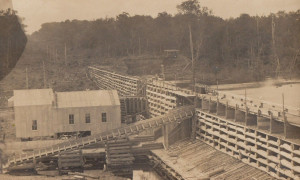 Barrage et moulin à scie, Carleton, vers 1910 / Dam and Sawmill, Carleton, c.1910