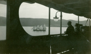 Goélette vue d'une navire, Gaspé, vers les années 1920 / Schooner viewed from the deck of a steamship, Gaspé, c.1920s