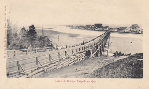 Plage et pont, Paspébiac, vers 1906 / Beach and bridge, Paspebiac, c.1906