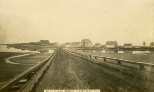 Plage et pont, Paspébiac, vers 1910 / Beach and bridge, Paspebiac, c.1910