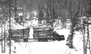 Transport de tronçons / Pulp truck and trailer (années 1940 / 1940s)