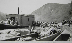 La drave sur la Restigouche, v. 1930 / Log Drive, Restigouche River, c.1930