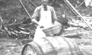 Fred Cyr, cuisinier du camp / camp cook