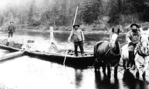 Préparation des accons pour les camps / Preparing scows for camps