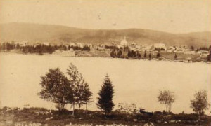 Village et lac, vers 1925 / Village and lake, c.1925