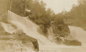 Les chutes, v.1930 / Waterfall, c.1930