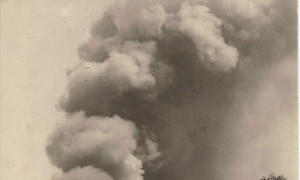 Incendie, vue de la voie ferrée, vers 1910 / Fire, from the railway tracks, c.1915