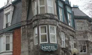 Rues Sherbrooke et de Bullion / Corner of Sherbrooke and de Bullion