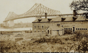 Vieux fort et Pont Jacques-Cartier, Ile Sainte-Hélène, vers 1930 / Old fort and Jacques Cartier Bridge, St. Helen's Island, c.1930