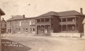 Centreville et bureau de poste, Campbell's Bay, vers 1910 / Downtown Campbell's Bay and post office block, c.1910