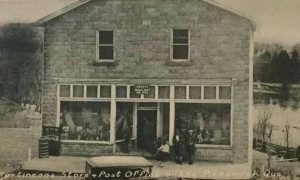 "Martineau's Store and Post Office on the Pickanock" (Magasin Martineau et bureau de poste sur la Picanoc), c. 1925/ v. 1925