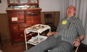 Rick Smith in the museum's dentist chair / dans la salle du dentiste au musée