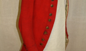 La veste rouge Ten Eyck, vers les années 1770.
Parmi les Loyalistes, tel que Andres Ten Eyck, certains ont passé à la « Baie Missiskoui » et d'autres y sont établis au début des années 1780.  La veste rouge Ten Eyck s'est retrouvée dans les Cantons de l'Est lorsqu' Andres Ten Eyck s'est établi à Dunham en 1794.  (Collections de la Société d'histoire de Missisquoi)
