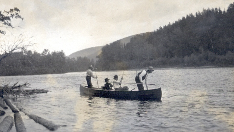A couple (seated at centre) and two guides, Steves Beach, 1910. (Photo - Cascapedia River Museum Collection)