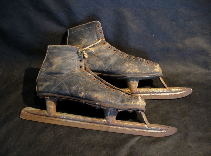 Women's skates, c.1900. Normand Desjardins Collection. Kempffer Cultural and Interpretation Centre. 

The development of transport, more particularly with the arrival of the railroad, broke the isolation of Gaspesians. People had the advantage of access to consumer goods, thanks especially to the Eaton's catalogue, which delivered its products by train. Henceforth, New Carlislers could procure goods destined to leisure activities.

(Photo - Heritage New Carlisle)